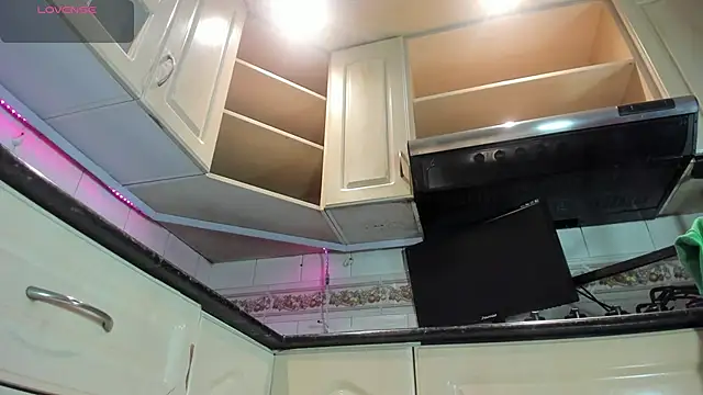 VictoriaPowell online show from 3, 10, 2025