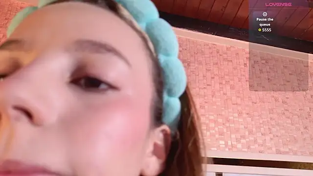 Snapshot of ambar_rosse25 chatting on 27, 10, 2025 ambar rosse25 online show from 27, 10, 2025