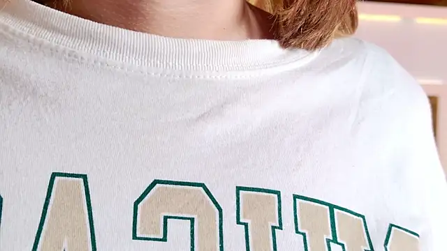 Snapshot of ambar_rosse25 chatting on 24, 11, 2025 ambar rosse25 online show from 24, 11, 2025