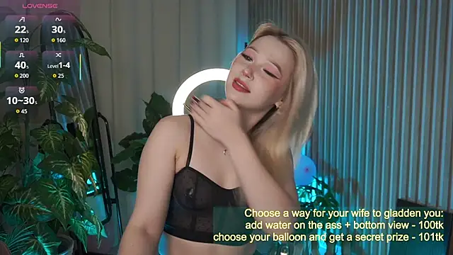 LauraWifeness online show from 27, 9, 2025