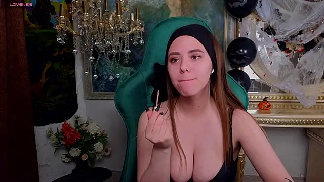 Snapshot of IvoryWood_ chatting on 8, 10, 2025 IvoryWood online show from 8, 10, 2025
