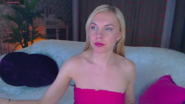 Snapshot of LiSinDoll chatting on 12, 11, 2025 LiSinDoll online show from 12, 11, 2025