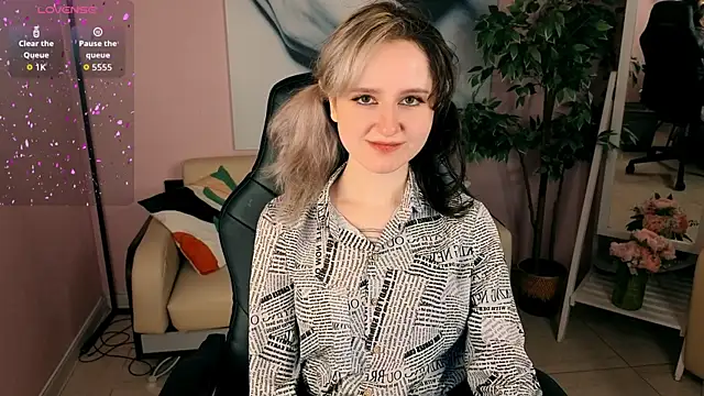 Snapshot of girl_next_doorr chatting on 21, 6, 2026 girl next doorr online show from 21, 6, 2026