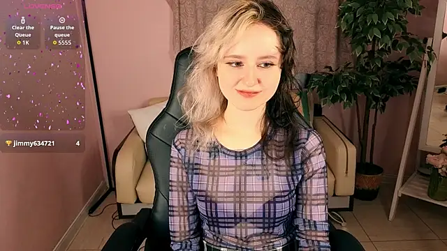 Snapshot of girl_next_doorr chatting on 4, 7, 2026 girl next doorr online show from 4, 7, 2026