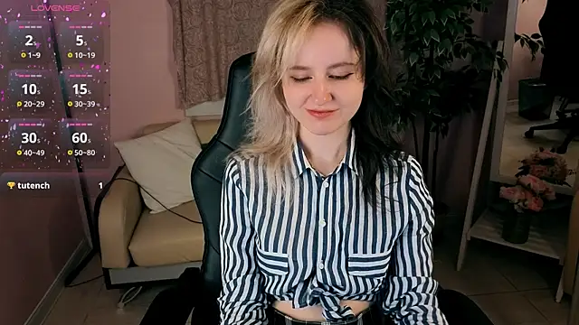 Snapshot of girl_next_doorr chatting on 18, 7, 2026 girl next doorr online show from 18, 7, 2026