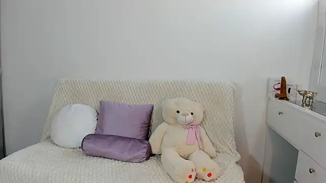 Snapshot of miaravel_ chatting on 18, 12, 2025 miaravel online show from 18, 12, 2025