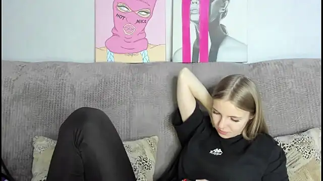 Snapshot of HitGyrl chatting on 27, 11, 2025 HitGyrl online show from 27, 11, 2025