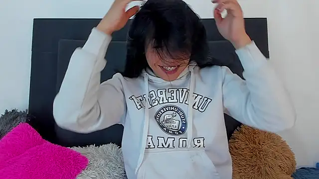 Snapshot of Adrianna_Arias chatting on 17, 12, 2025 Adrianna Arias online show from 17, 12, 2025