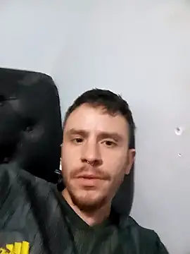 Snapshot of Guto-_- chatting on 4, 11, 2025 Guto- - online show from 4, 11, 2025