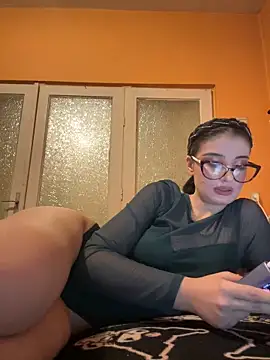 Snapshot of Larra69 chatting on 4, 12, 2025 Larra69 online show from 4, 12, 2025