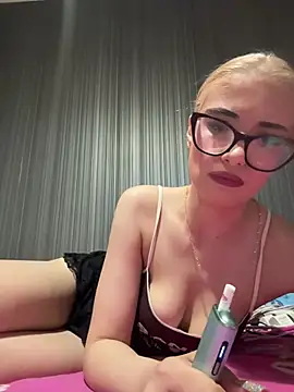 Snapshot of Larra69 chatting on 4, 6, 2026 Larra69 online show from 4, 6, 2026