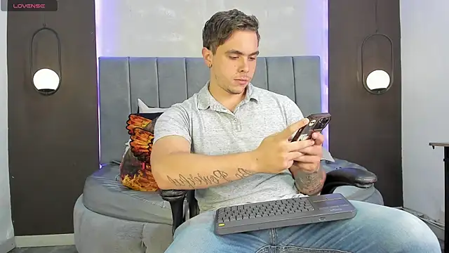 Snapshot of Liam_walk_ chatting on 18, 10, 2025 Liam walk online show from 18, 10, 2025