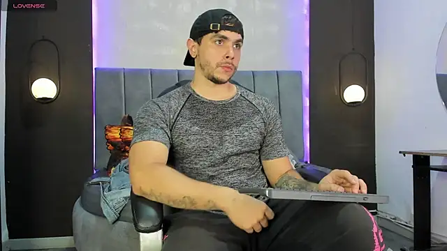 Snapshot of Liam_walk_ chatting on 12, 11, 2025 Liam walk online show from 12, 11, 2025