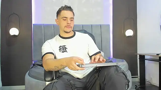 Snapshot of Liam_walk_ chatting on 20, 11, 2025 Liam walk online show from 20, 11, 2025