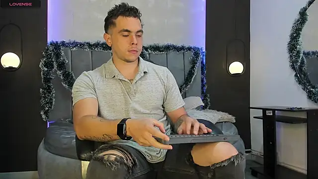 Snapshot of Liam_walk_ chatting on 24, 11, 2025 Liam walk online show from 24, 11, 2025