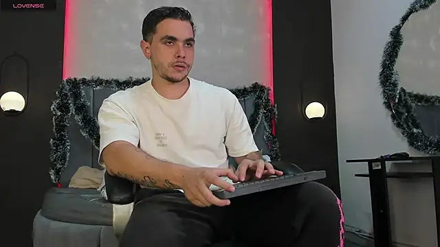 Snapshot of Liam_walk_ chatting on 3, 12, 2025 Liam walk online show from 3, 12, 2025