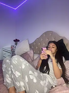 Snapshot of naughtybella05 chatting on 14, 11, 2025 naughtybella05 online show from 14, 11, 2025