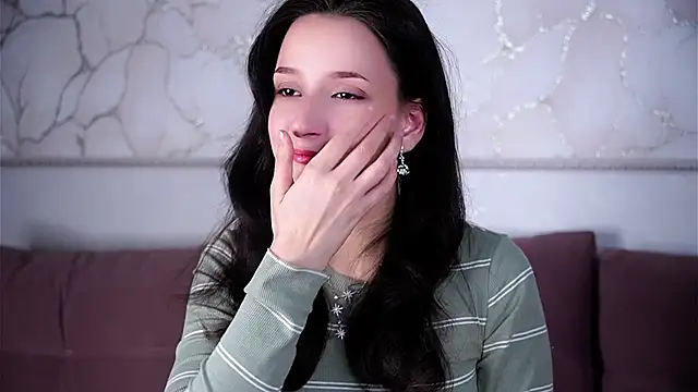 Snapshot of FalineBeacher chatting on 15, 12, 2025 FalineBeacher online show from 15, 12, 2025