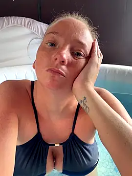 Snapshot of JustYourNormalCouple chatting on 16, 9, 2025 JustYourNormalCouple online show from 16, 9, 2025