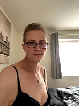 Snapshot of Curvy-Jinx chatting on 8, 10, 2025 Curvy-Jinx online show from 8, 10, 2025