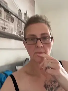 Snapshot of Curvy-Jinx chatting on 13, 10, 2025 Curvy-Jinx online show from 13, 10, 2025