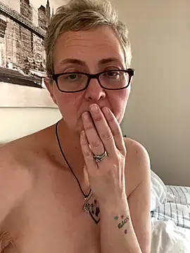 Snapshot of Curvy-Jinx chatting on 5, 11, 2025 Curvy-Jinx online show from 5, 11, 2025