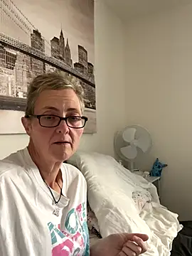 Snapshot of Curvy-Jinx chatting on 10, 11, 2025 Curvy-Jinx online show from 10, 11, 2025