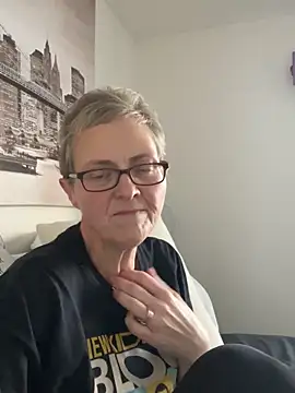 Snapshot of Curvy-Jinx chatting on 25, 11, 2025 Curvy-Jinx online show from 25, 11, 2025