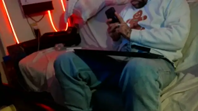 Snapshot of Luv2SuckBWC92 chatting on 15, 11, 2025 Luv2SuckBWC92 online show from 15, 11, 2025