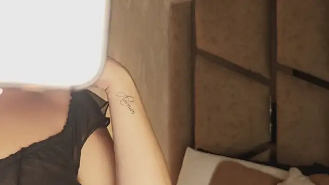 scarlethlux online show from 17, 4, 2026