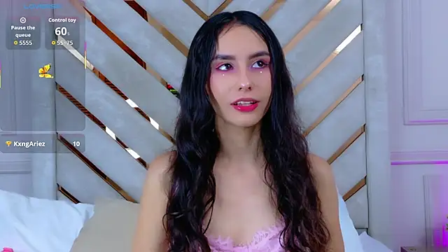 Snapshot of Sarah-Grace chatting on 11, 11, 2025 Sarah-Grace online show from 11, 11, 2025