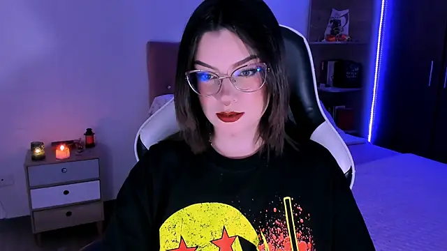 OphelianaRose33 online show from 2, 11, 2025