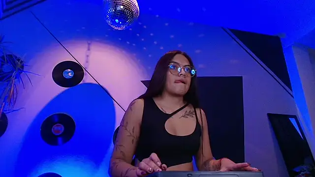 Snapshot of Lilith_and_Khloe chatting on 8, 10, 2025 Lilith and Khloe online show from 8, 10, 2025