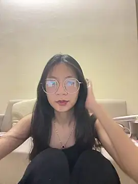 Snapshot of Lil-Gi chatting on 13, 11, 2025 Lil-Gi online show from 13, 11, 2025