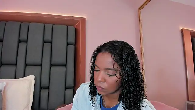 Snapshot of LisaMendez chatting on 10, 9, 2025 LisaMendez online show from 10, 9, 2025