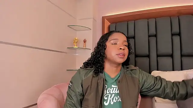 Snapshot of LisaMendez chatting on 24, 9, 2025 LisaMendez online show from 24, 9, 2025