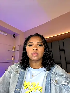 Snapshot of LisaMendez chatting on 4, 10, 2025 LisaMendez online show from 4, 10, 2025