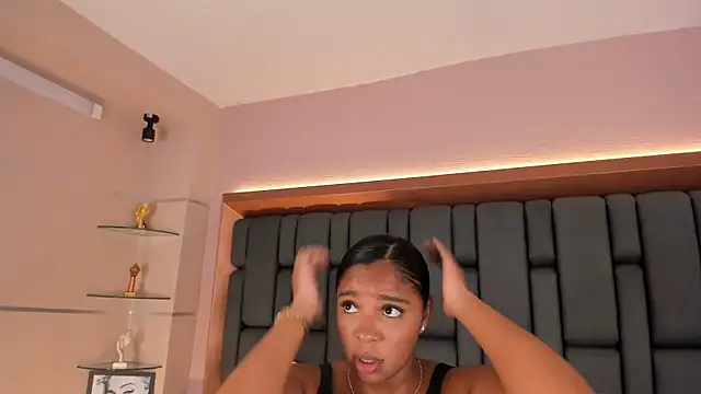 Snapshot of LisaMendez chatting on 5, 10, 2025 LisaMendez online show from 5, 10, 2025