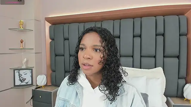 Snapshot of LisaMendez chatting on 19, 10, 2025 LisaMendez online show from 19, 10, 2025