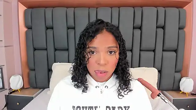 Snapshot of LisaMendez chatting on 21, 10, 2025 LisaMendez online show from 21, 10, 2025