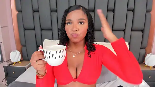 Snapshot of LisaMendez chatting on 31, 10, 2025 LisaMendez online show from 31, 10, 2025