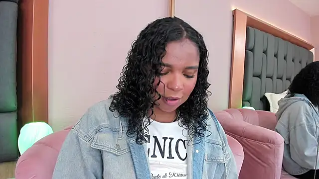 Snapshot of LisaMendez chatting on 11, 11, 2025 LisaMendez online show from 11, 11, 2025