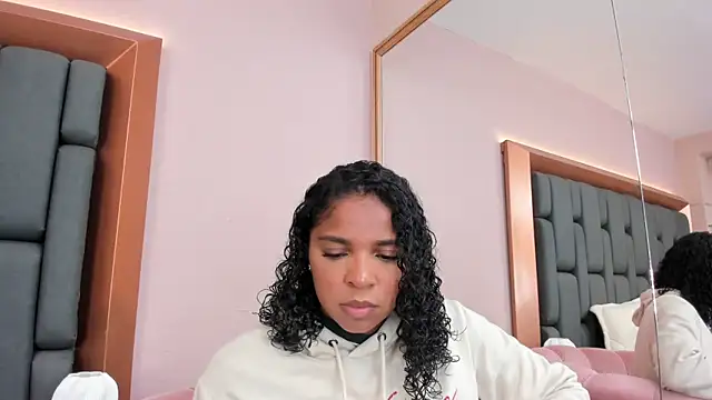 Snapshot of LisaMendez chatting on 15, 11, 2025 LisaMendez online show from 15, 11, 2025