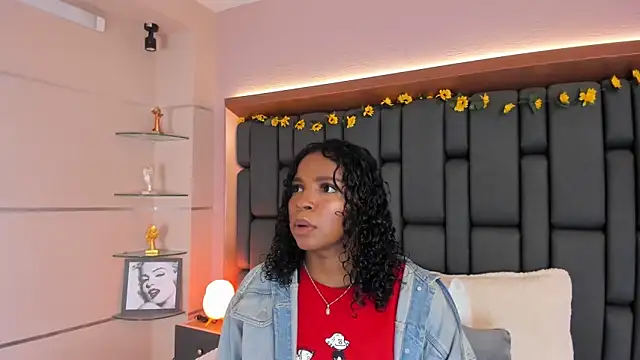 Snapshot of LisaMendez chatting on 27, 11, 2025 LisaMendez online show from 27, 11, 2025