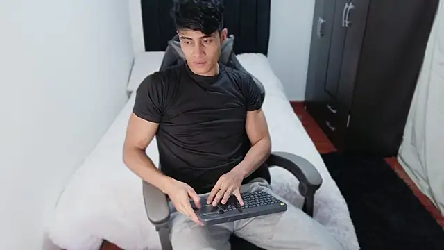 stylish men online show from 15, 10, 2025