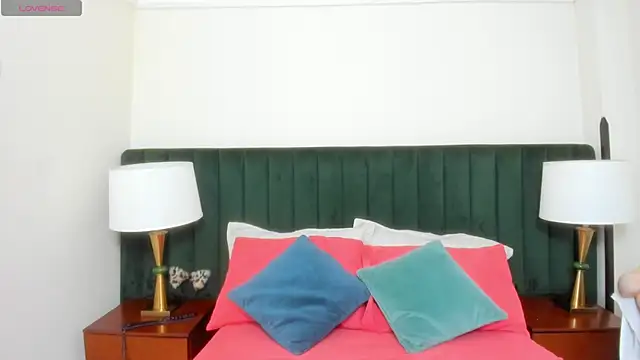 Snapshot of kiraGeiner chatting on 28, 10, 2025 kiraGeiner online show from 28, 10, 2025