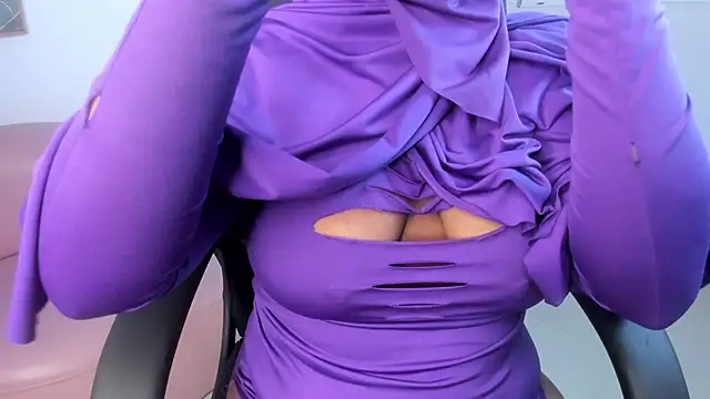 Snapshot of yasmin_elite chatting on 10, 10, 2025 yasmin elite online show from 10, 10, 2025