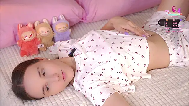 Snapshot of MaudAle chatting on 7, 10, 2025 MaudAle online show from 7, 10, 2025