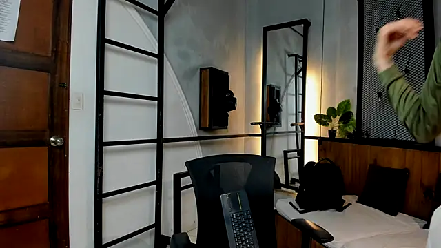 Snapshot of Dani_mc1 chatting on 9, 11, 2025 Dani mc1 online show from 9, 11, 2025