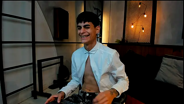 Snapshot of Dani_mc1 chatting on 25, 11, 2025 Dani mc1 online show from 25, 11, 2025